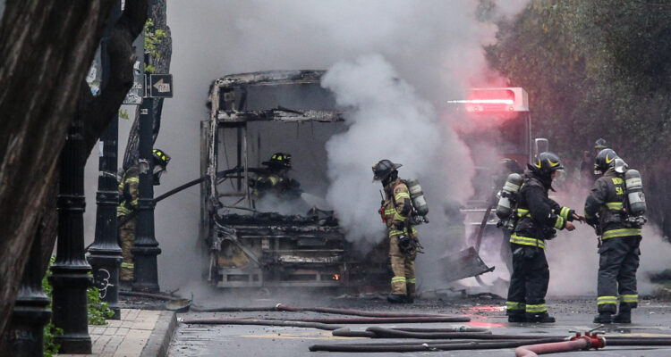 Municipio condena “acción criminal” de grupo que incendió buses en cercanías del Liceo de Aplicación