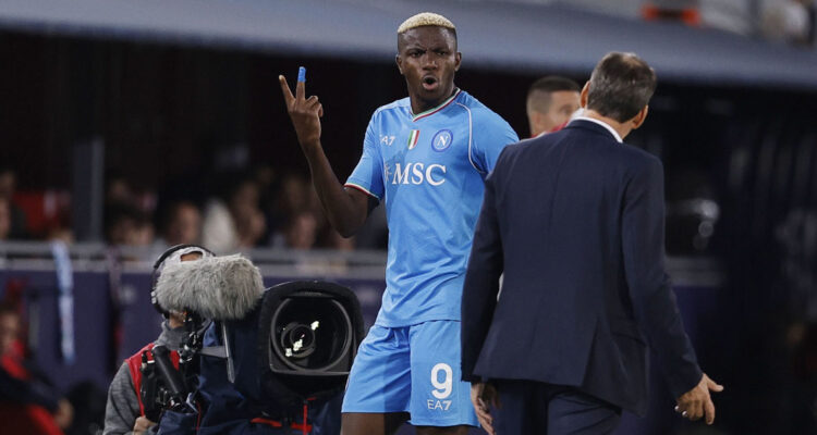 Victor Osimhen se declaró en guerra contra el Napoli.