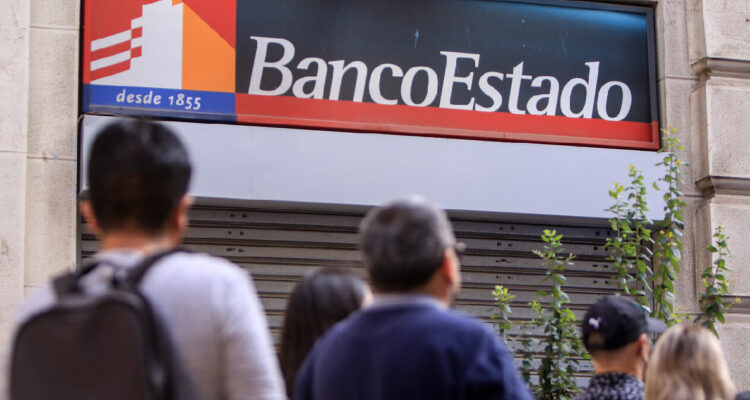 Personas circulando frente a una sucursal cerrada de BancoEstado