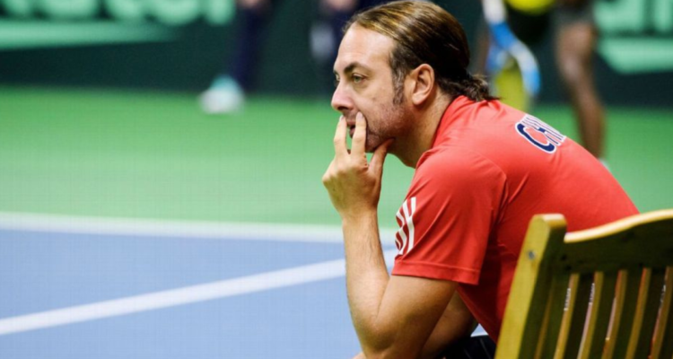 Hinchas arremeten contra Nicolás Massú tras su cambio de última hora en Copa Davis.