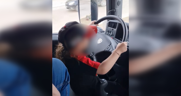 Preocupación causa video viral en Argentina donde adultos hacen que niño de 7 años conduzca un camión