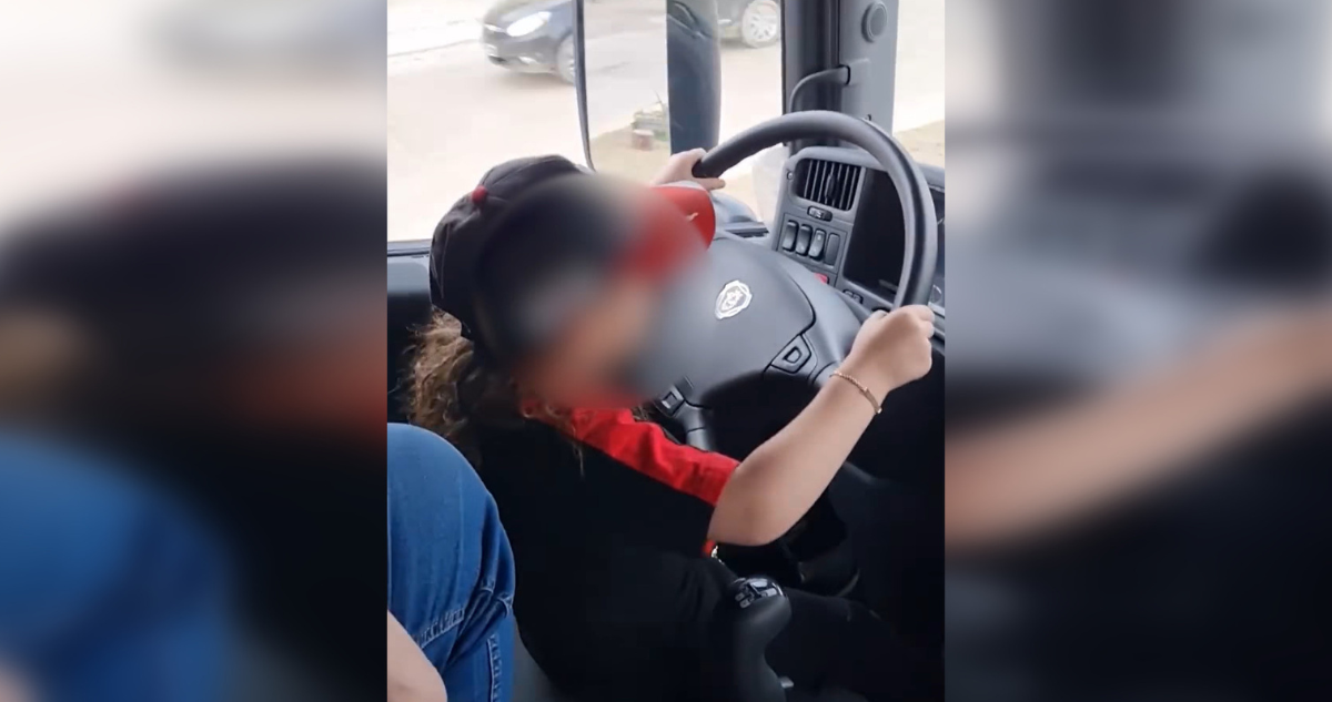 Preocupación causa video viral en Argentina donde adultos hacen que niño de 7 años conduzca un camión