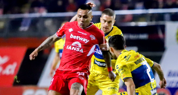 Ñublense logró una agónica victoria ante Everton para escalar en el Campeonato Nacional.
