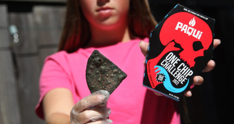 Adolescente muere tras comer chip de tortilla ultra picante