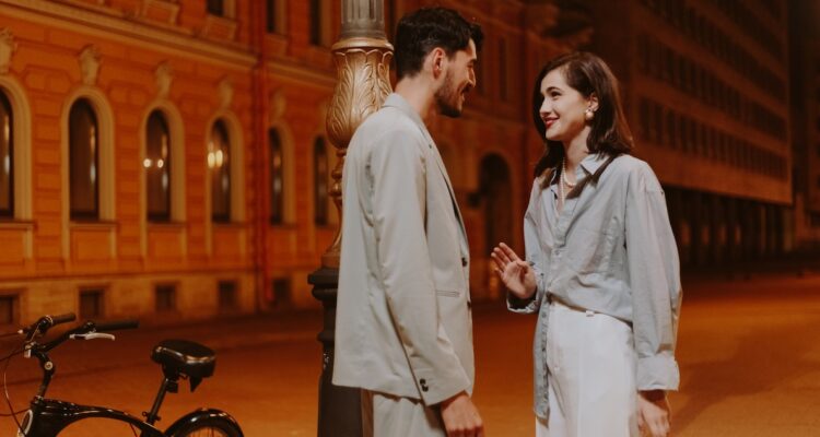 Las parejas que se conocen en persona y a través de amigos son más exitosas