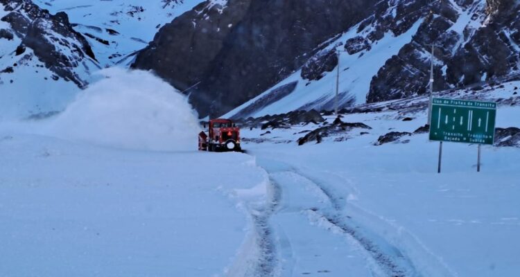 Desvían cerca de 10 mil camiones ante el prolongado cierre de Paso Los Libertadores: Advierten alzas