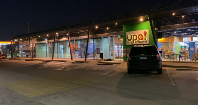 Funcionario PDI disparó contra delincuentes que robaron especies de su auto en servicentro de PAC