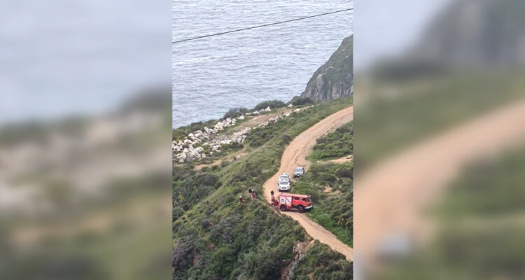 Pescador encuentra en un acantilado de Valparaíso un cadáver envuelto con una frazada y nylon