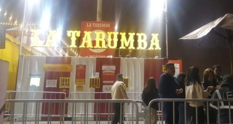 Acróbata de circo en Perú queda lesionada luego de caer desde varios metros durante un espectáculo.