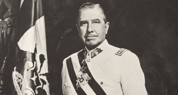 Detalle de la foto presidencial del dictador.