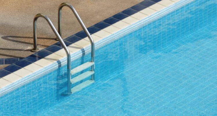 Hijo de militar muere tras caer a piscina del Regimiento Bellavista en Conchalí