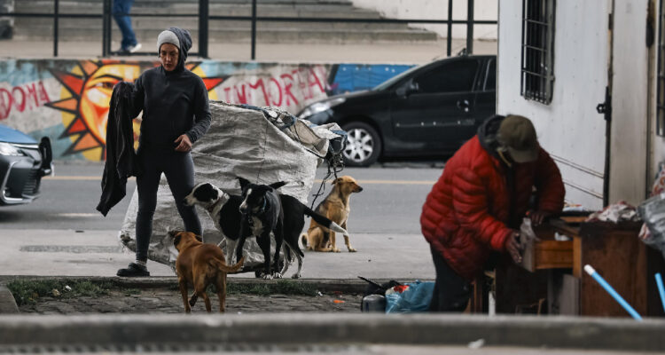 Fotografía que muestra personas en situación de calle el 19 de septiembre de 2023 en Buenos Aires (Argentina)
