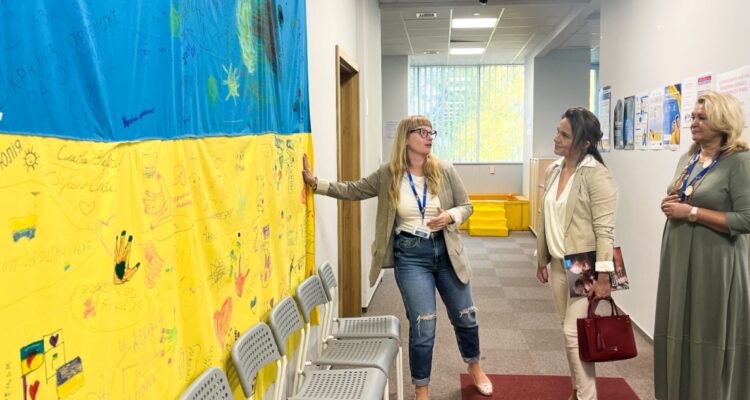 Subsecretaria De la Fuente visita centro de apoyo educativo a refugiados ucranianos en Polonia