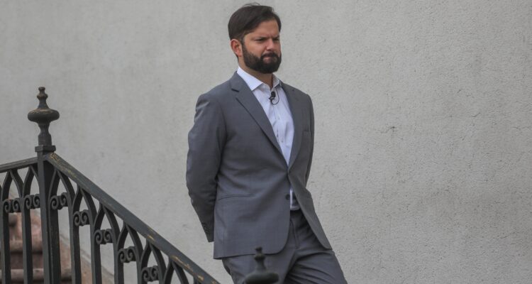 “Hubiese dicho que siente dolor”: hombre se acerca a Presidente Boric para conversar de Caso Convenios