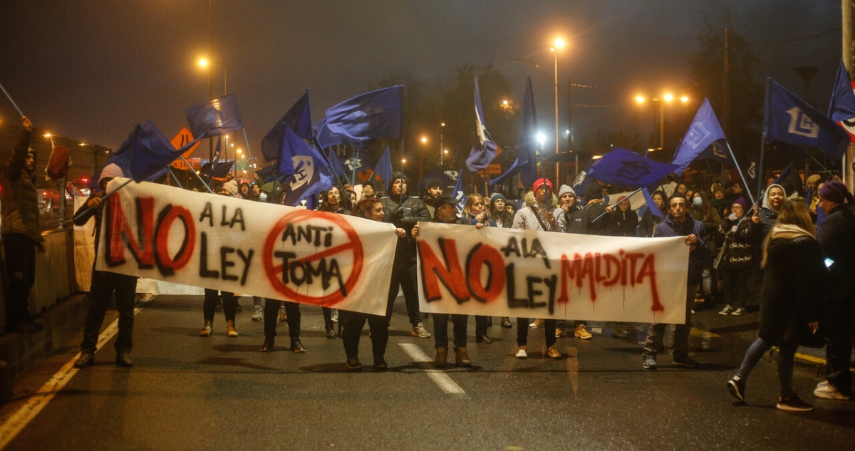 Vecinos de Lo Hermida protestan para que presidente Boric "vete la maldita ley" de usurpaciones