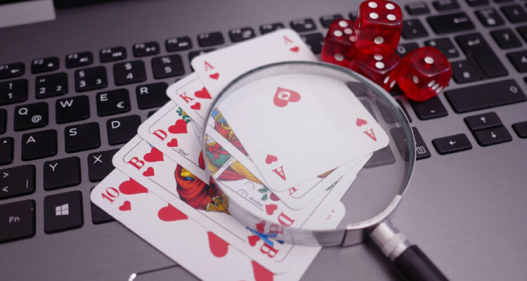 Un notebook con cartas y dados encima