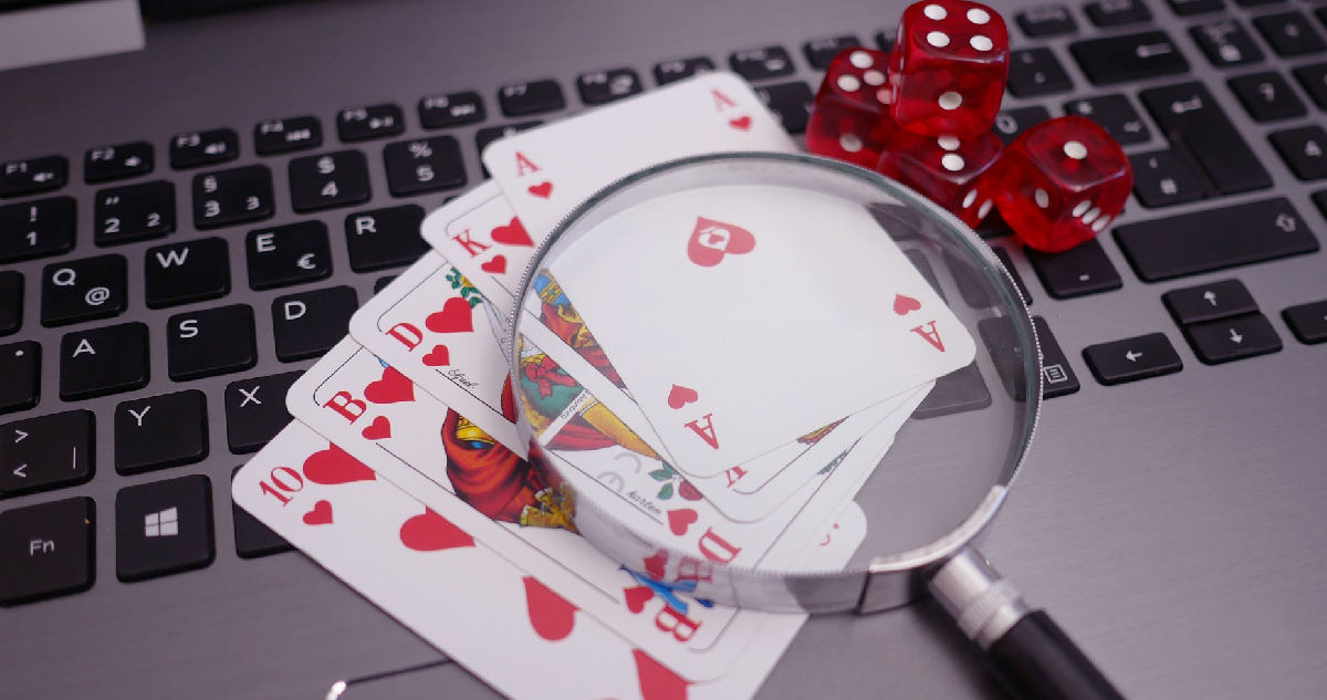 Un notebook con cartas y dados encima