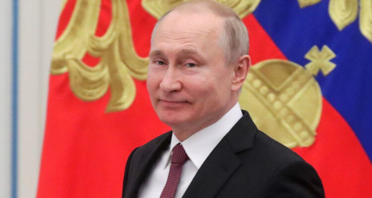 Putin sugiere a Ucrania “no bailar al ritmo de otros” y afirma que Occidente se beneficia de la guerra