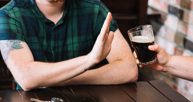 Personas que no beben alcohol están cansadas de escuchar presiones.