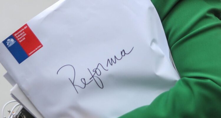 Gobierno cierra negociación por reforma previsional: 4% para solidaridad y 2% a cuentas individuales