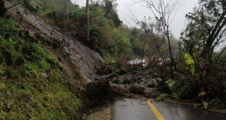 Futrono: autoridades cierran ruta que une Curriñe y Chabranco por riesgo de remociones en masa