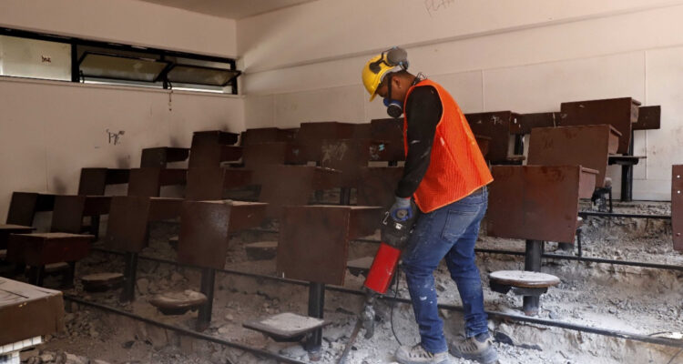 Comienza modernización en Instituto Nacional en Santiago: pupitres de madera están desde los años 60