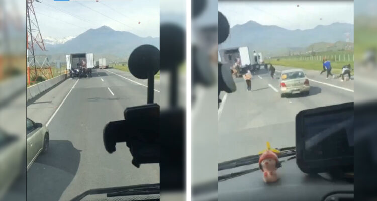 Capturas del momento cuando la turba roba el camión con carne
