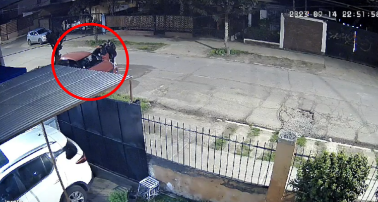 Cámaras registran violento robo de vehículo sufrido por una mujer en Cerrillos