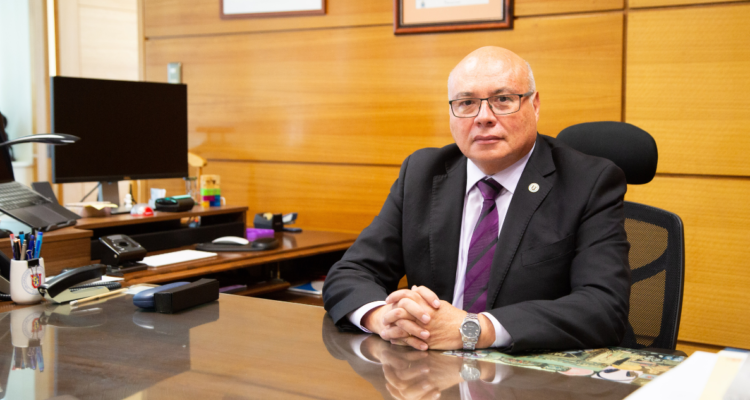 Rector de la Universidad Católica del Norte, Rodrigo Alda, en su oficina.