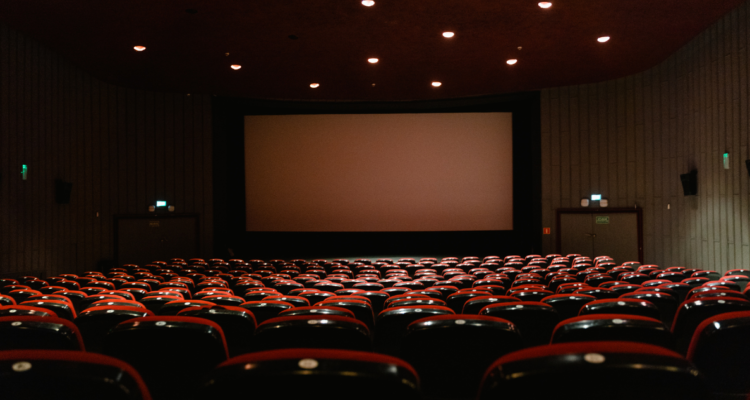 Sala de cine vacia en referencia a las secuelas del cine con mayores pérdidas en la historia de la industria