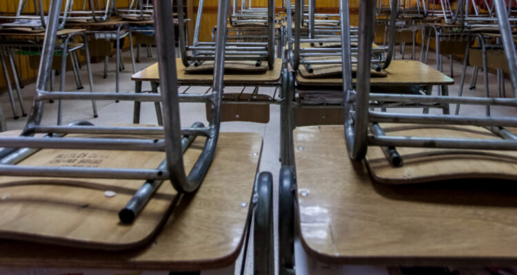 Se extiende huelga de trabajadores de liceo emblemático de Temuco