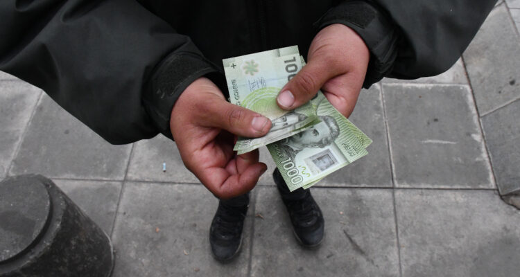 Reportan el quinto repunte de los sueldos en Chile, aplacando así cuando cayeron 17 meses seguidos