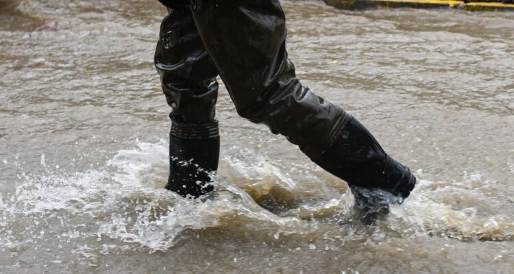 Casi 11 mil personas están aisladas, según el último balance de Senapred, por el sistema frontal de lluvias e inundaciones en el sur de Chile