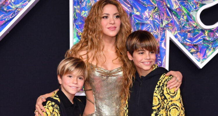 Shakira asistió a los MTV VMAs después de 17 años y pasó por la alfombra rosada junto a sus dos hijos