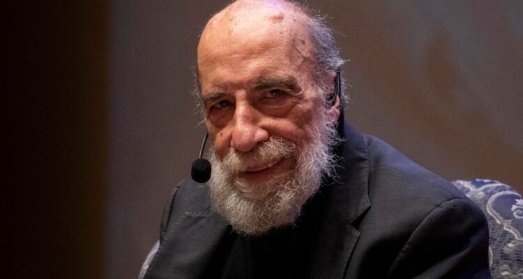 Sitúan a Raúl Zurita entre candidatos al Nobel de Literatura: “El mejor poeta hispanohablante vivo”