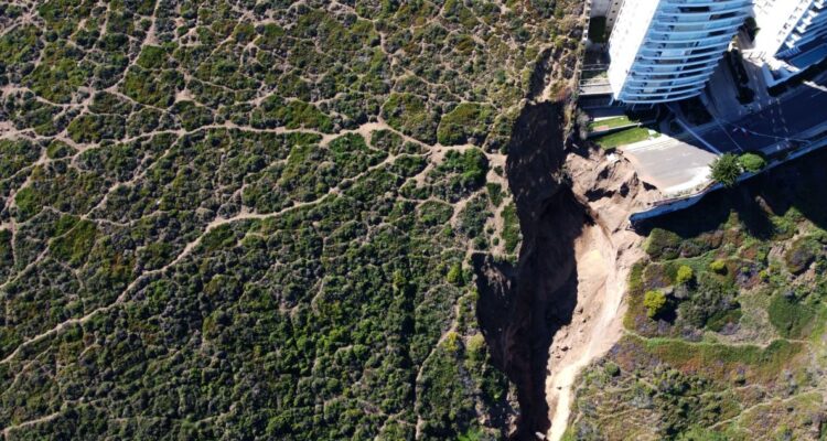 Denuncian ante la CGR a director de Obras Municipales de Viña del Mar por socavón en dunas de Concón