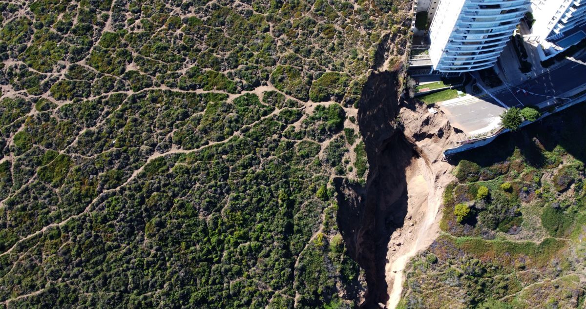 Denuncian ante la CGR a director de Obras Municipales de Viña del Mar por socavón en dunas de Concón
