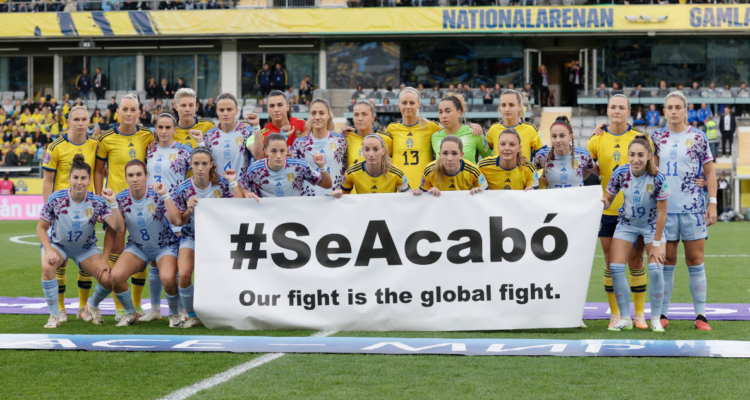 La pancarta se Suecia y España contra el machismo en el fútbol.
