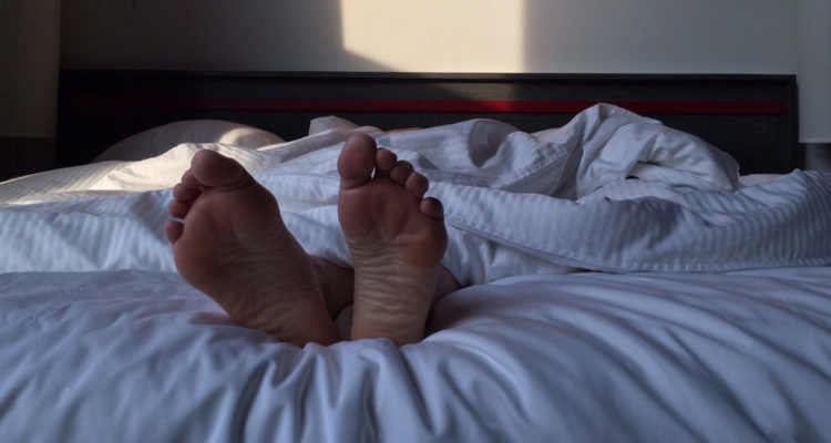 Empresa ofrece sueldo de un millón por tres meses solo por dormir: revisa requisitos y cómo postular