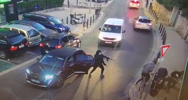Imágenes brutales: sujeto ejecuta con un fusil a dos persona en pleno centro de Marsella