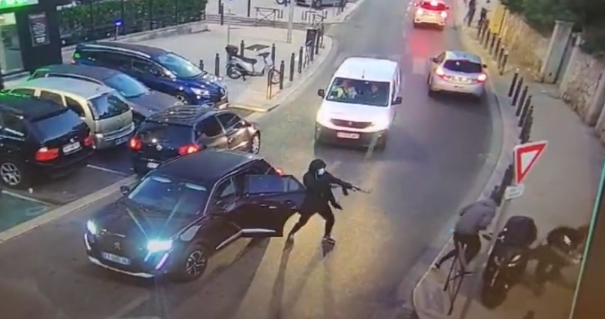 Imágenes brutales: sujeto ejecuta con un fusil a dos persona en pleno centro de Marsella