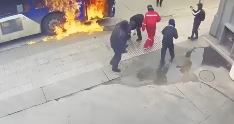 Videos revelan momento exacto en que encapuchados prenden fuego a bus RED en Santiago Centro