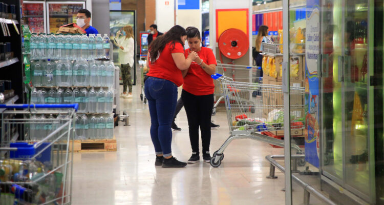 Los supermercados y multitiendas que fiscalizará la DT ante sospechas de trabajadores multifuncionales