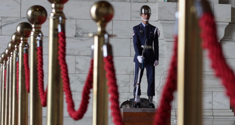 Taiwán denuncia el “acoso militar” de China tras la incursión de más de cien aviones chinos