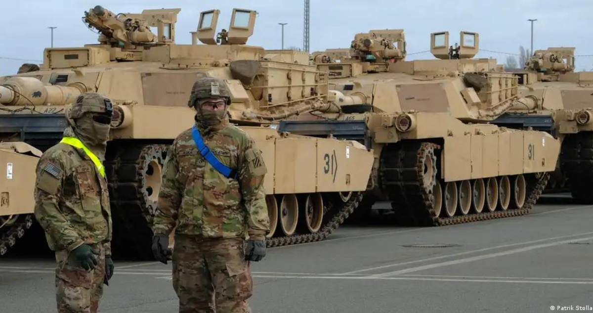 Soldados estadounidenses junto a tanques Abrams,