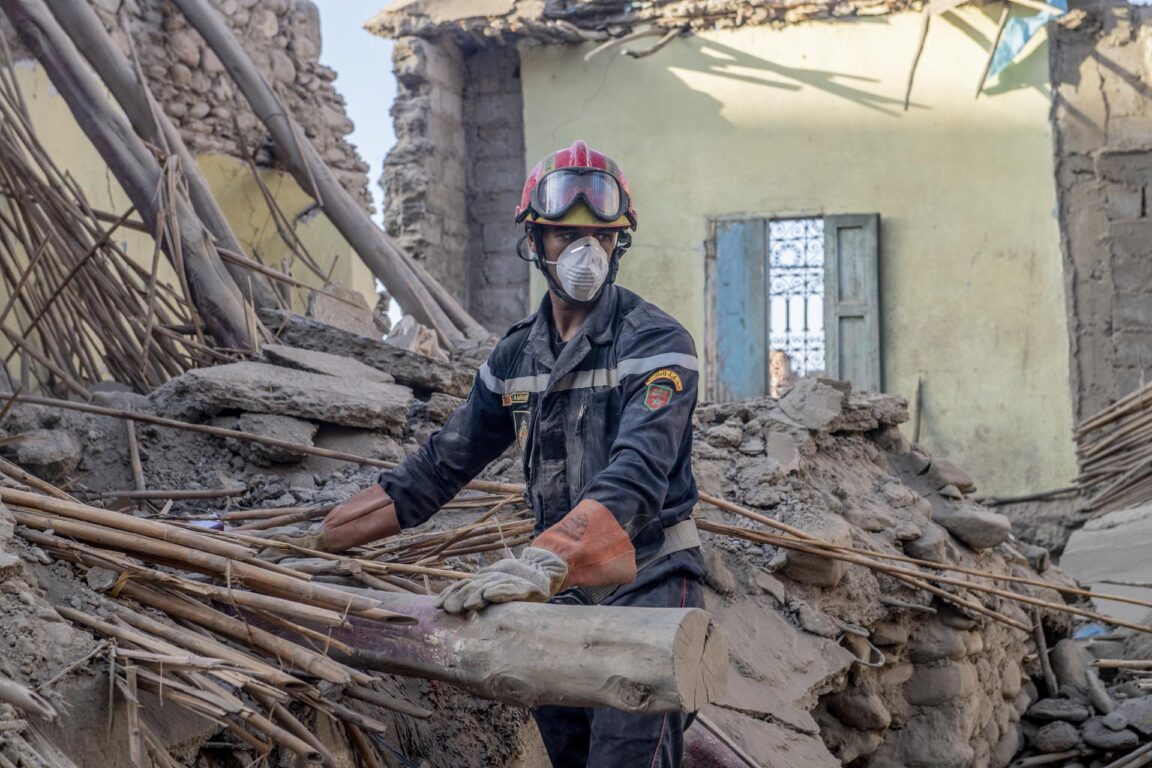 Un equipo de protección civil trabaja en la recuperación de los cadáveres tras el terremoto en Amizmiz
