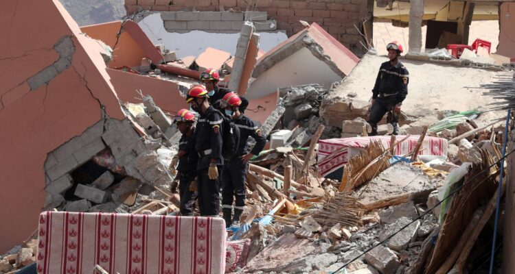 Los equipos de emergencia en la aldea de Talat N’Yaaqoub, al sur de Marrakech