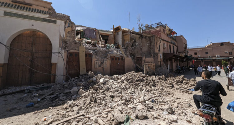 Fotografía de los destrozos provocados por el terremoto de magnitud 7 este sábado en Marrakech (Marruecos). El número de muertos en el terremoto que azotó anoche Marruecos superó la barrera de los mil, hasta los 1.037, en el balance dado hasta las 13.00 hora local (GMT+1), lo mismo que los heridos, que se contabilizaron en 1.204, 721 de ellos graves. Según un boletín de alerta sísmica difundido por el Instituto Nacional de Geofísica marroquí, el terremoto, de magnitud 7, sacudió la región septentrional marroquí de Marrakech y se produjo a las 23.11 hora local (22.11 GMT del sábado) a 8 kilómetros de profundidad.