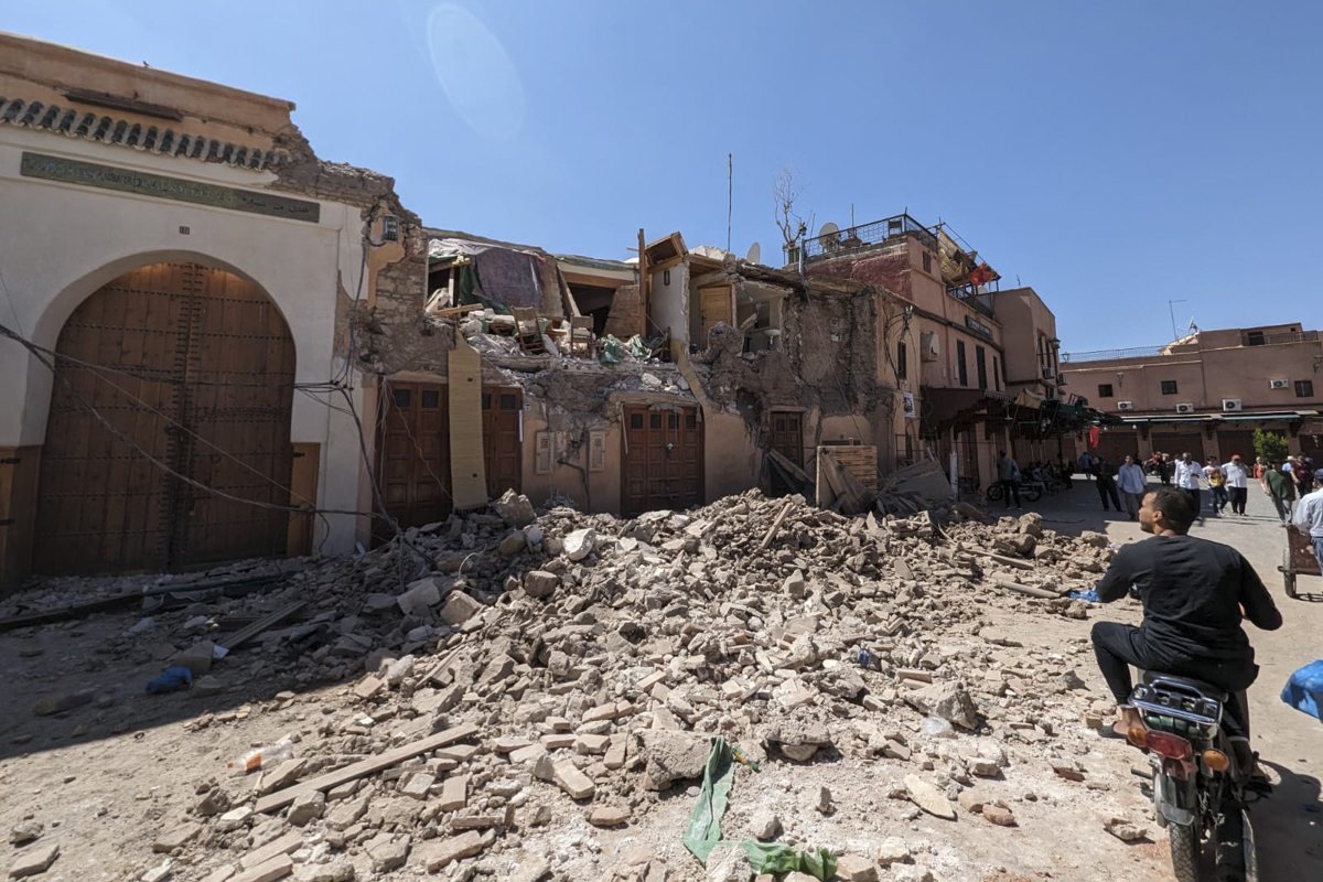 Fotografía de los destrozos provocados por el terremoto de magnitud 7 este sábado en Marrakech (Marruecos). El número de muertos en el terremoto que azotó anoche Marruecos superó la barrera de los mil, hasta los 1.037, en el balance dado hasta las 13.00 hora local (GMT+1), lo mismo que los heridos, que se contabilizaron en 1.204, 721 de ellos graves. Según un boletín de alerta sísmica difundido por el Instituto Nacional de Geofísica marroquí, el terremoto, de magnitud 7, sacudió la región septentrional marroquí de Marrakech y se produjo a las 23.11 hora local (22.11 GMT del sábado) a 8 kilómetros de profundidad.