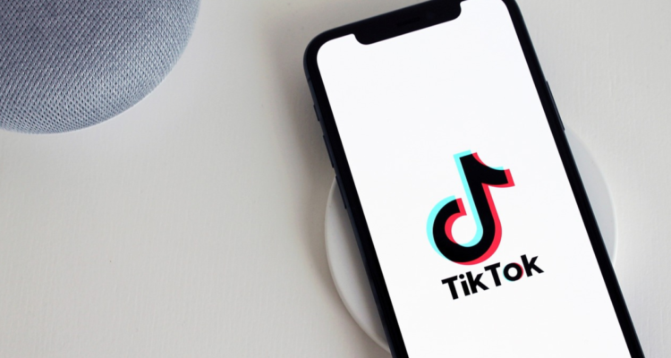 Padres denuncian a TikTok por suicidio de adolescente en Francia: sufría acoso escolar